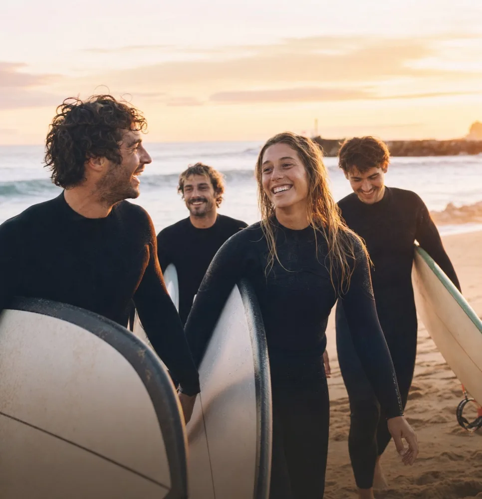 Un groupe d’amis en voyage au bord de la mer